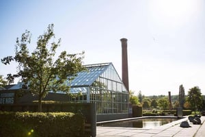 Buitenkant van Restaurant De Kas in Amsterdam met de karakteristieke glazen kas