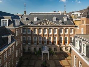 Luchtfoto van Sofitel Legend The Grand Amsterdam, waar Restaurant Bridges is gevestigd, met de historische binnenplaats en de iconische Nederlandse architectuur.